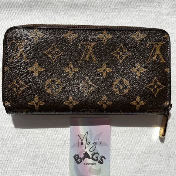 Louis Vuitton: Dog Zippy Monogram LV Leather Clutch Wallet - Picture 10 of 16